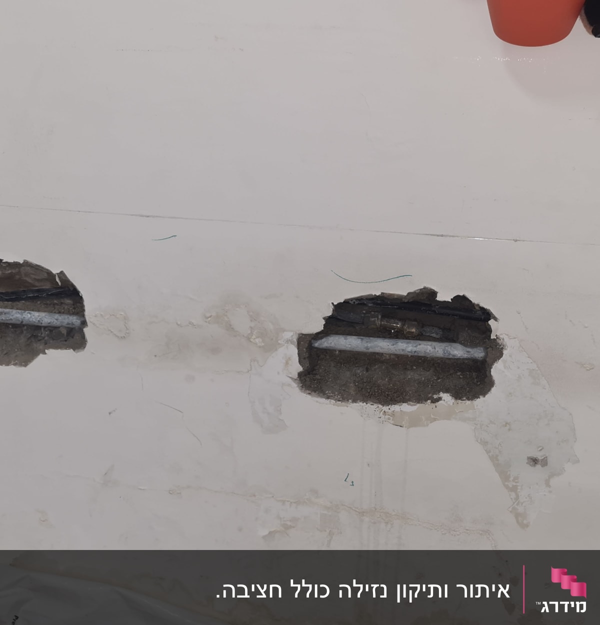 שני חורים בקיר עם צינורות חשופים